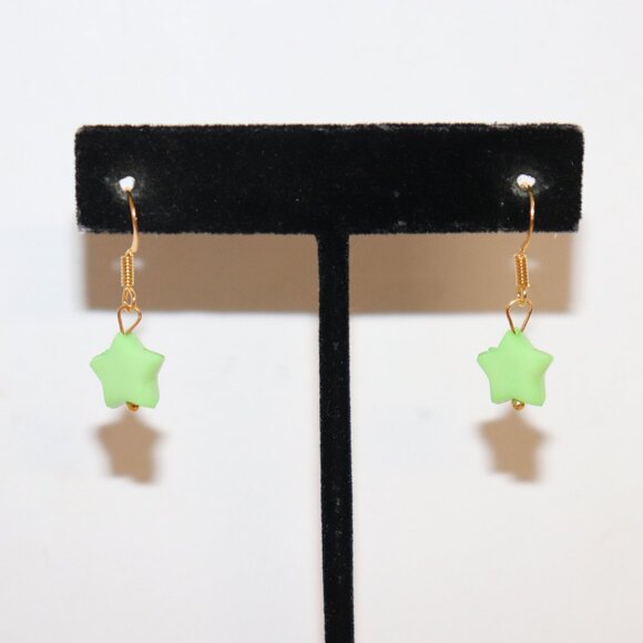 NWOT Gold and green star dangle earrings 1 1/8" - Picture 1 of 5